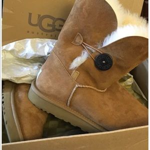 Uggs new in box baileys button boots sz 9